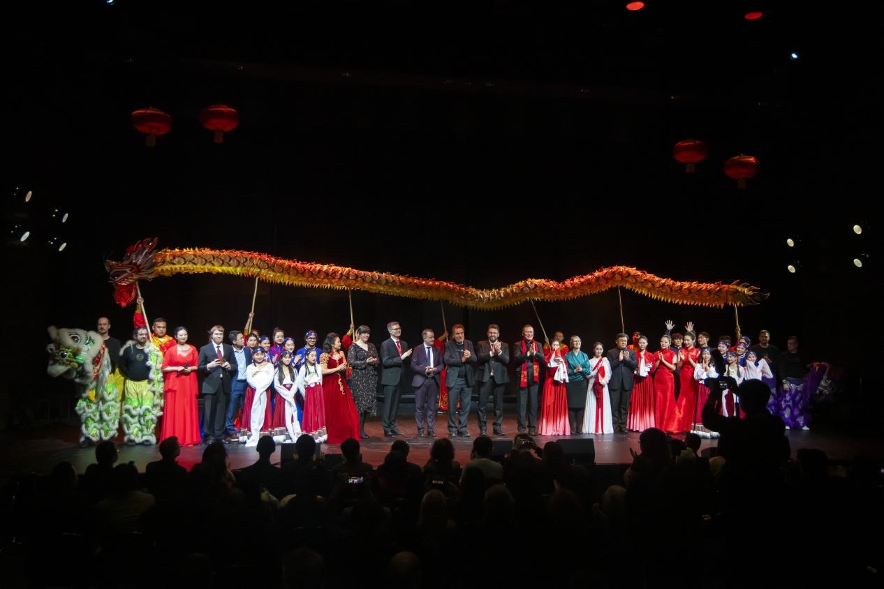 中芬嘉賓與演出人員合影。中國駐芬蘭大使館供圖