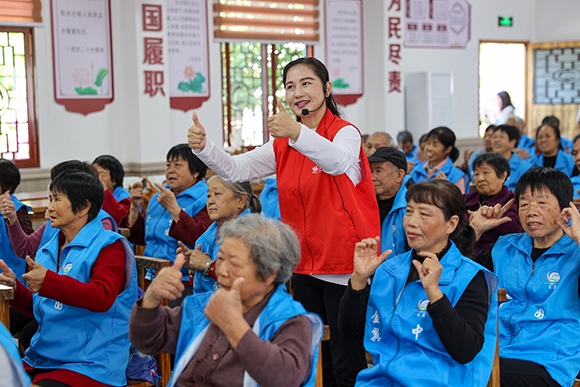 老人們正在學(xué)習(xí)手勢舞。