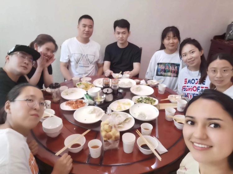 保拉與中國朋友在一起。圖片由受訪者提供
