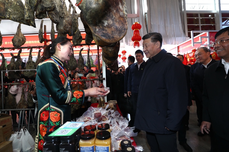 2020年1月19日至21日，中共中央總書記、國家主席、中央軍委主席習近平來到云南，看望慰問各族干部群眾，向全國人民致以新春祝福。這是20日下午，習近平在昆明新春購物博覽會年貨街，了解春節(jié)前市場供應(yīng)情況。新華社記者 鞠鵬 攝