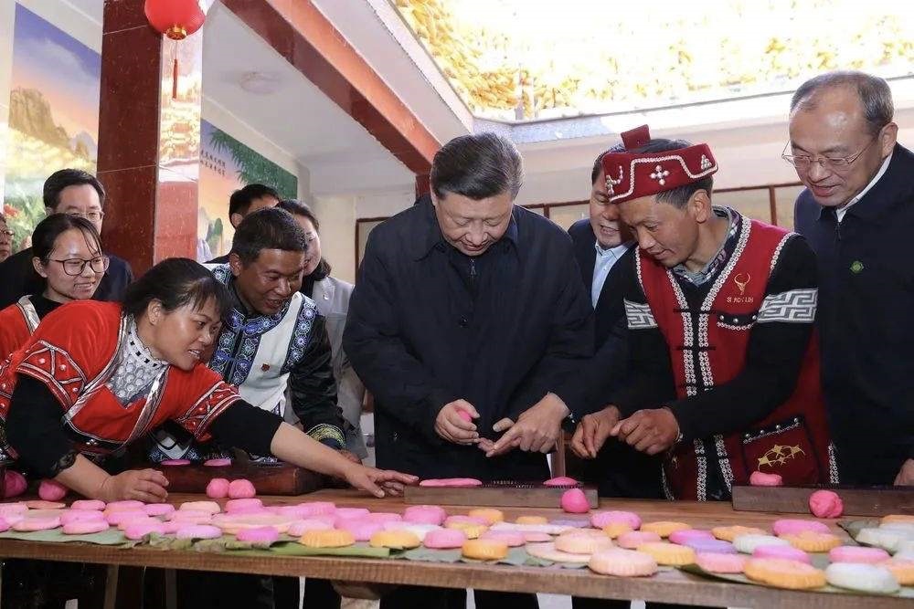 2020年1月19日，習(xí)近平總書記在云南省騰沖市清水鄉(xiāng)三家村中寨司莫拉佤族村，同村民李發(fā)順一家制作當(dāng)?shù)毓?jié)日傳統(tǒng)食品大米粑粑。新華社記者 鞠鵬 攝