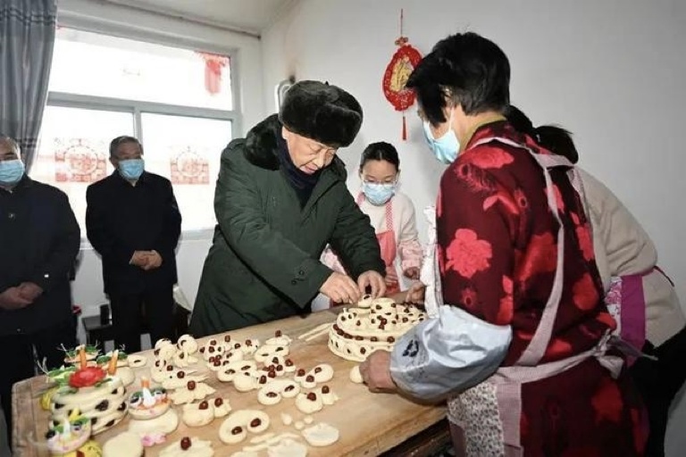 2022年1月26日，習(xí)近平總書記在山西省臨汾市霍州市師莊鄉(xiāng)馮南垣村，同師紅兵一家做年饃。新華社記者 李學(xué)仁 攝