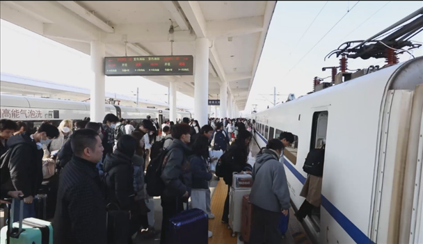 景德鎮(zhèn)北站的旅客陸續(xù)登上回家的列車(chē)。中國(guó)鐵路南昌局供圖