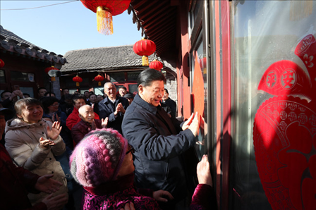 2019年2月1日上午，習(xí)近平總書(shū)記在前門(mén)東區(qū)草廠四條胡同32號(hào)院，高興地拿起一幅“?！弊?，親自貼到門(mén)上，給這里的老街坊們拜年。新華社記者鞠鵬攝