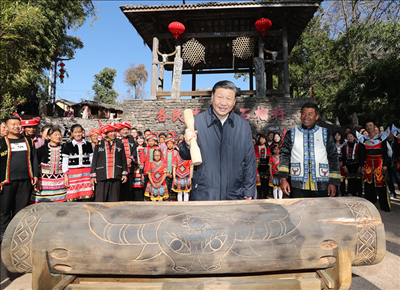 2020年1月19日下午，習(xí)近平總書(shū)記在騰沖市清水鄉(xiāng)三家村中寨司莫拉佤族村廣場(chǎng)上，敲響三聲佤族木鼓，祝福來(lái)年風(fēng)調(diào)雨順、國(guó)泰民安。新華社記者 鞠鵬 攝