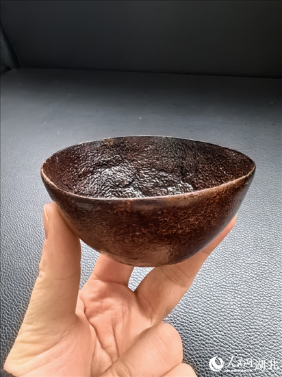 用橘子皮制成的碗。人民網(wǎng)記者 周雯攝