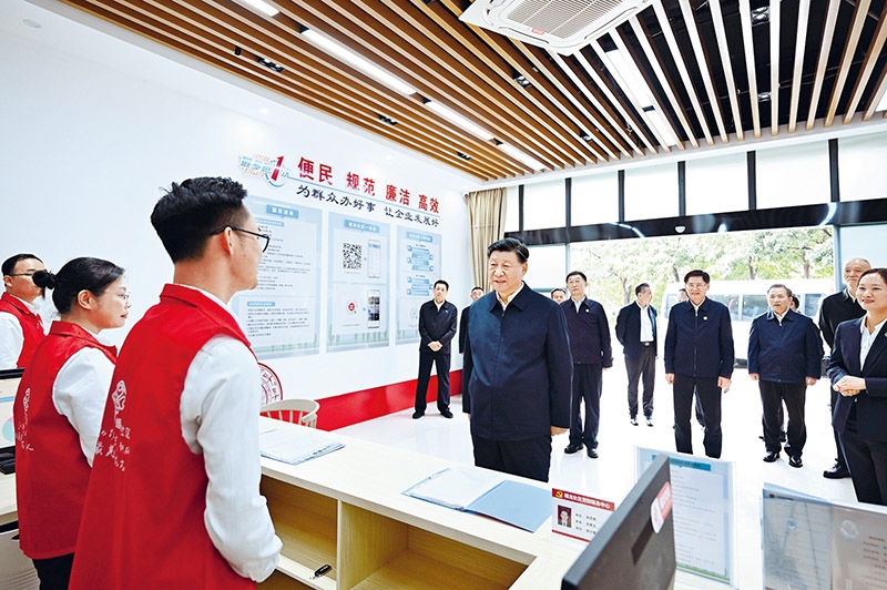 2023年12月14日至15日，中共中央總書記、國家主席、中央軍委主席習(xí)近平在廣西考察。這是14日上午，習(xí)近平在南寧市良慶區(qū)蟠龍社區(qū)黨群服務(wù)中心考察。 新華社記者 燕雁/攝