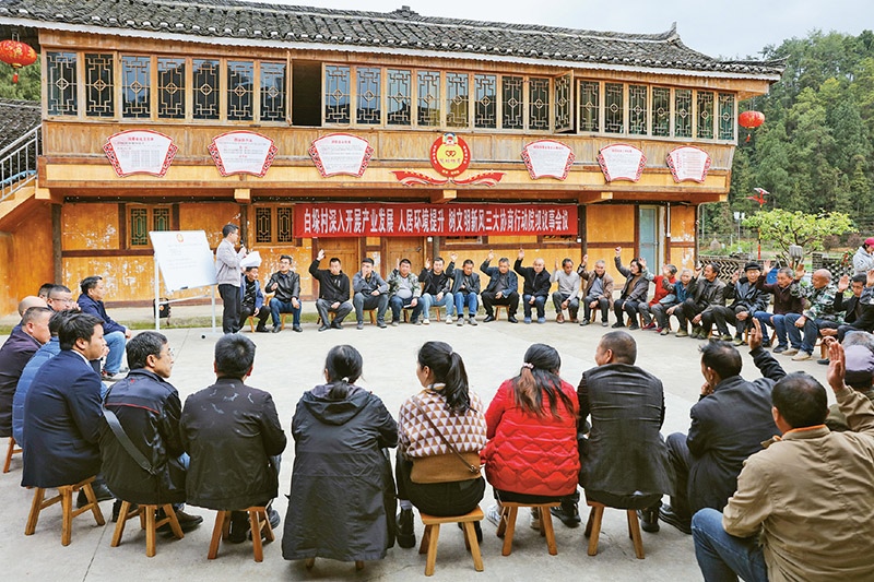 圖為2023年4月6日，貴州省黔東南苗族侗族自治州施秉縣白垛鄉(xiāng)白垛村村民在討論產(chǎn)業(yè)發(fā)展、人居環(huán)境提升、鄉(xiāng)村文明建設(shè)相關(guān)事宜。 人民圖片 磨桂賓/攝