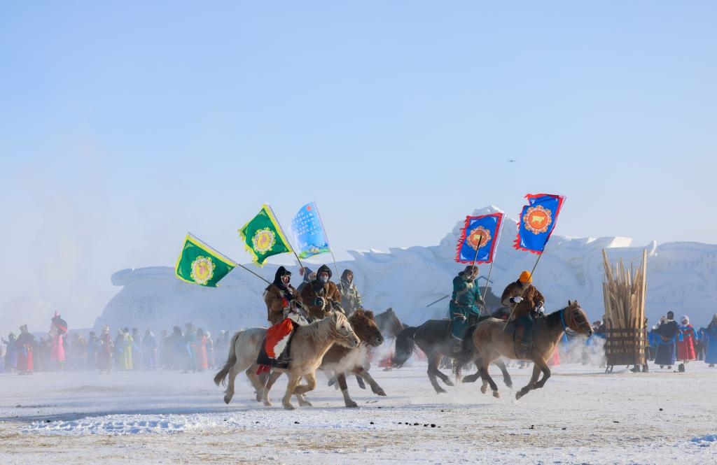 賽馬選手在內(nèi)蒙古自治區(qū)第二十屆冰雪那達(dá)慕開(kāi)幕式上入場(chǎng)（2023年12月17日攝）。新華社記者 王楷焱 攝