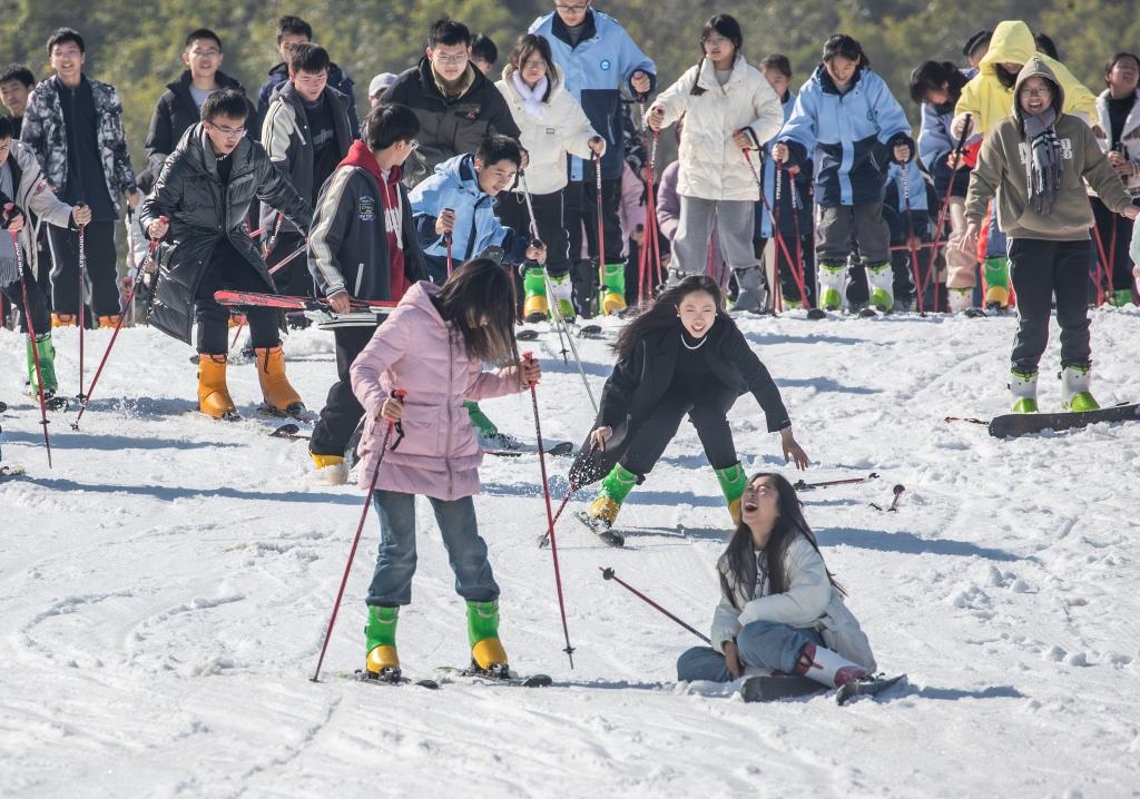 游客在重慶市南川區(qū)金佛山北坡滑雪場(chǎng)滑雪（2023年11月22日攝）。新華社發(fā)（瞿明斌攝）