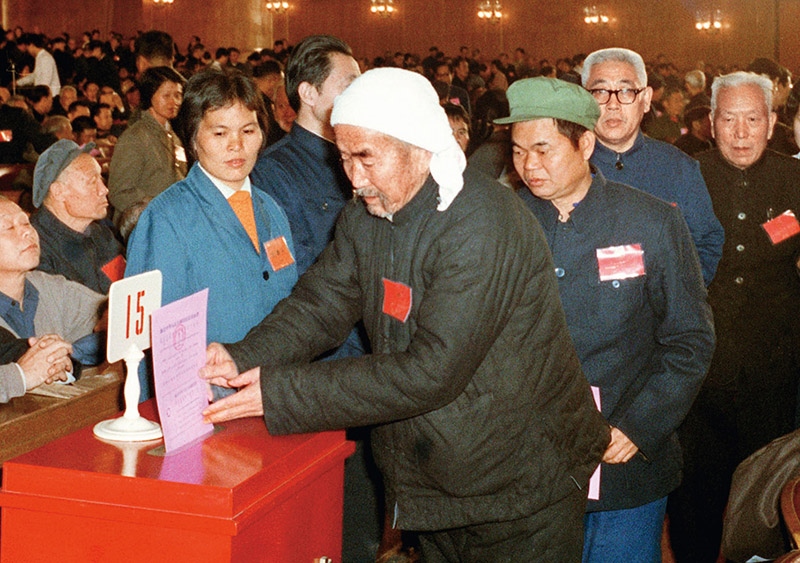 我國現(xiàn)行憲法于1982年12月4日由第五屆全國人大第五次會(huì)議通過并公布施行。根據(jù)改革開放和社會(huì)主義現(xiàn)代化建設(shè)的實(shí)踐和發(fā)展，全國人大于1988年、1993年、1999年、2004年、2018年先后5次作出必要的、也是十分重要的修正。圖為出席第五屆全國人民代表大會(huì)第五次會(huì)議的代表投票表決《中華人民共和國憲法》（資料照片）。 新華社發(fā)