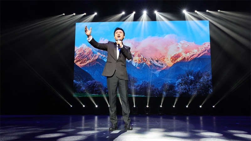 中國鐵路文工團(tuán)獨(dú)唱演員、第十二屆中國音樂金鐘獎聲樂（民族）唱法金獎獲得者馬小明演唱歌曲《天路》。張凱攝