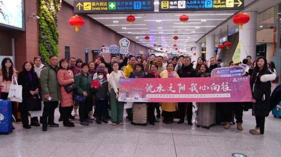 2月11日，一批馬來(lái)西亞游客抵達(dá)沈陽(yáng)桃仙國(guó)際機(jī)場(chǎng)。新華社發(fā)