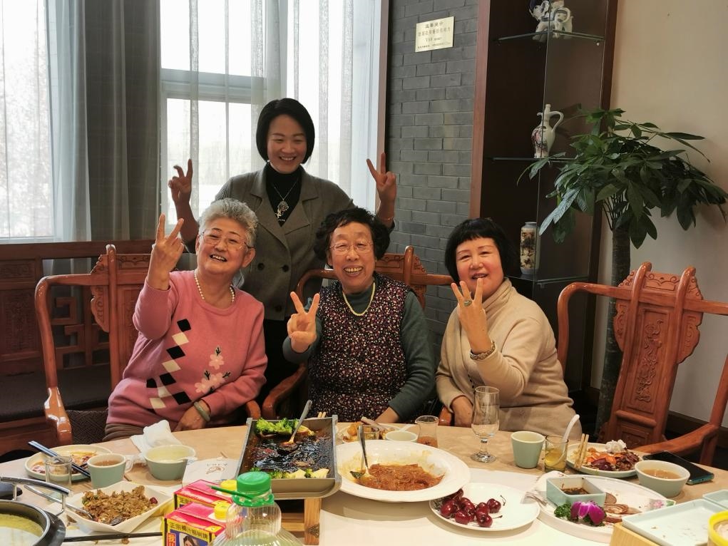 吳釗（前排左一）和鄰居一起在天津過年。（采訪對象供圖）