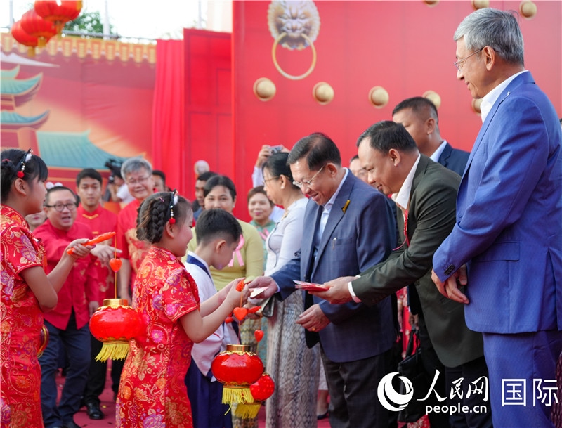 在活動(dòng)現(xiàn)場(chǎng)，敏昂萊主席夫婦根據(jù)當(dāng)?shù)貍鹘y(tǒng)向兒童送祝福1-人民網(wǎng)記者謝佳君攝