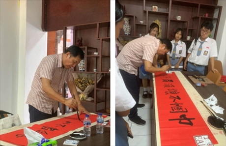 茍皓東展示中國(guó)書(shū)法藝術(shù)。巴陵康孔子學(xué)院供圖