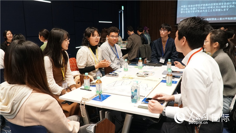 中日學(xué)生分組討論交流。人民網(wǎng) 蔣曉辰攝