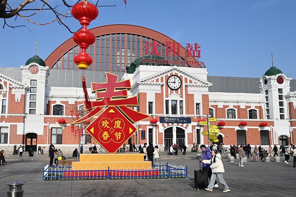 △ 2024年2月17日，沈陽(yáng)站，人們拉著大大小小的行李箱，踏上了龍年新征程。