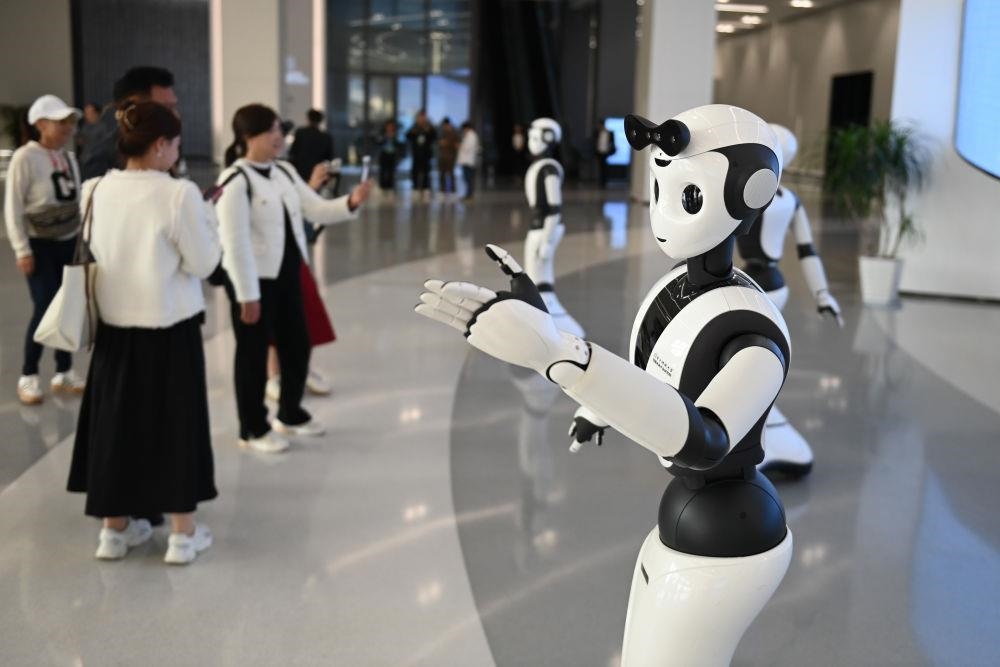 2023年11月7日，觀眾在烏鎮(zhèn)世界互聯網科技館大廳觀看機器人跳舞。