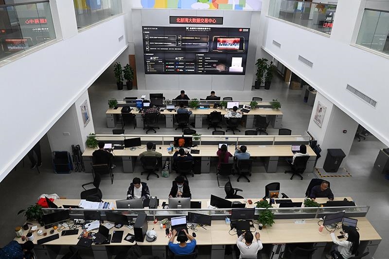 2023年12月12日，中國－東盟信息港股份有限公司員工在工作中。