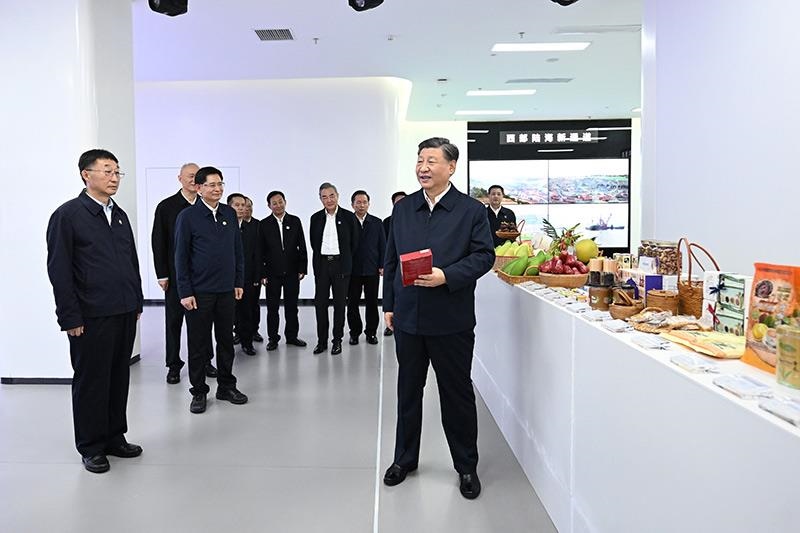 2023年12月14日，習近平總書記在廣西南寧市考察中國－東盟信息港股份有限公司，了解中國－東盟經貿合作等情況。