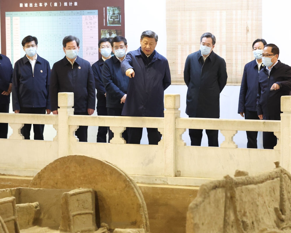 2022年10月28日下午，習近平在安陽市殷墟遺址考察。新華社記者 丁林 攝