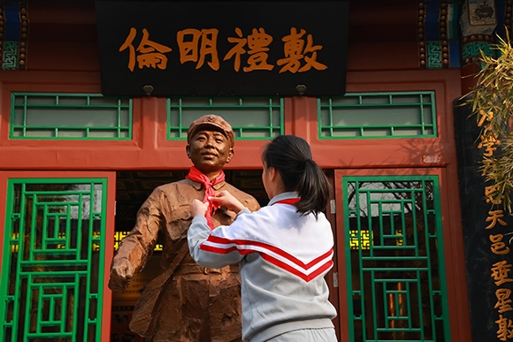 “追尋雷鋒足跡 弘揚(yáng)志愿精神”學(xué)雷鋒主題教育活動(dòng)。學(xué)校供圖