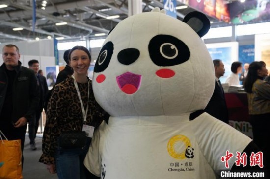 3月5日，2024年柏林國際旅游交易會(ITB)在柏林會展中心拉開帷幕。以“你好！中國”為主題的中國展區(qū)當日亮相展會。圖為觀眾與大熊貓人偶合影。中新社記者 馬秀秀 攝