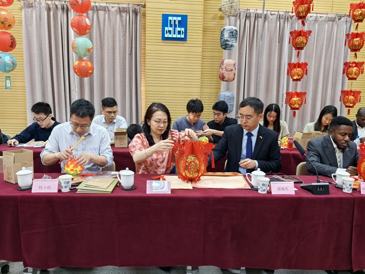 燈籠文化交流活動現(xiàn)場。中建國際中西非公司供圖