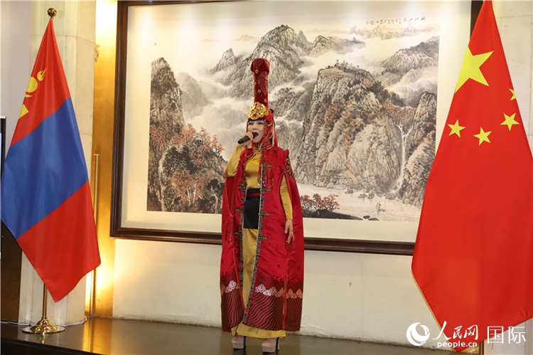 呼麥演唱。人民網(wǎng)記者 霍文攝