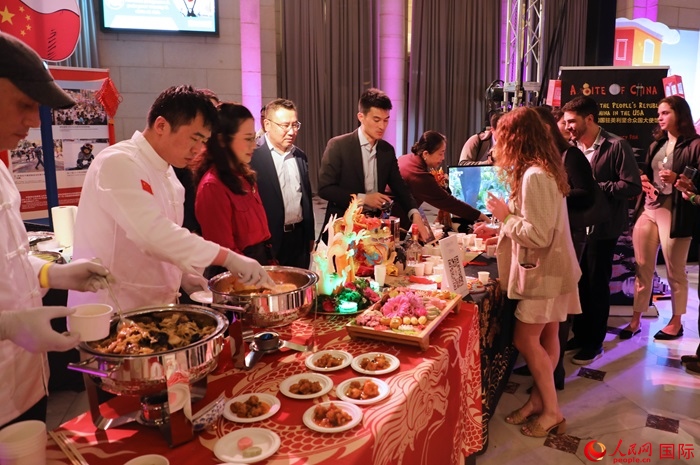 使館工作人員詳細(xì)為現(xiàn)場(chǎng)美食家和來賓講解菜品色香味特點(diǎn)、原料特色、烹制手法及其中蘊(yùn)含的中華美食文化。人民網(wǎng)記者 李志偉攝