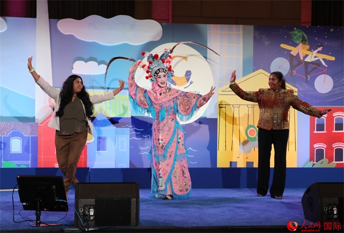 當(dāng)?shù)厝A人京劇社團(tuán)的青年演員現(xiàn)場(chǎng)表演京劇選段，并與現(xiàn)場(chǎng)觀眾近距離互動(dòng)。人民網(wǎng)記者 李志偉攝