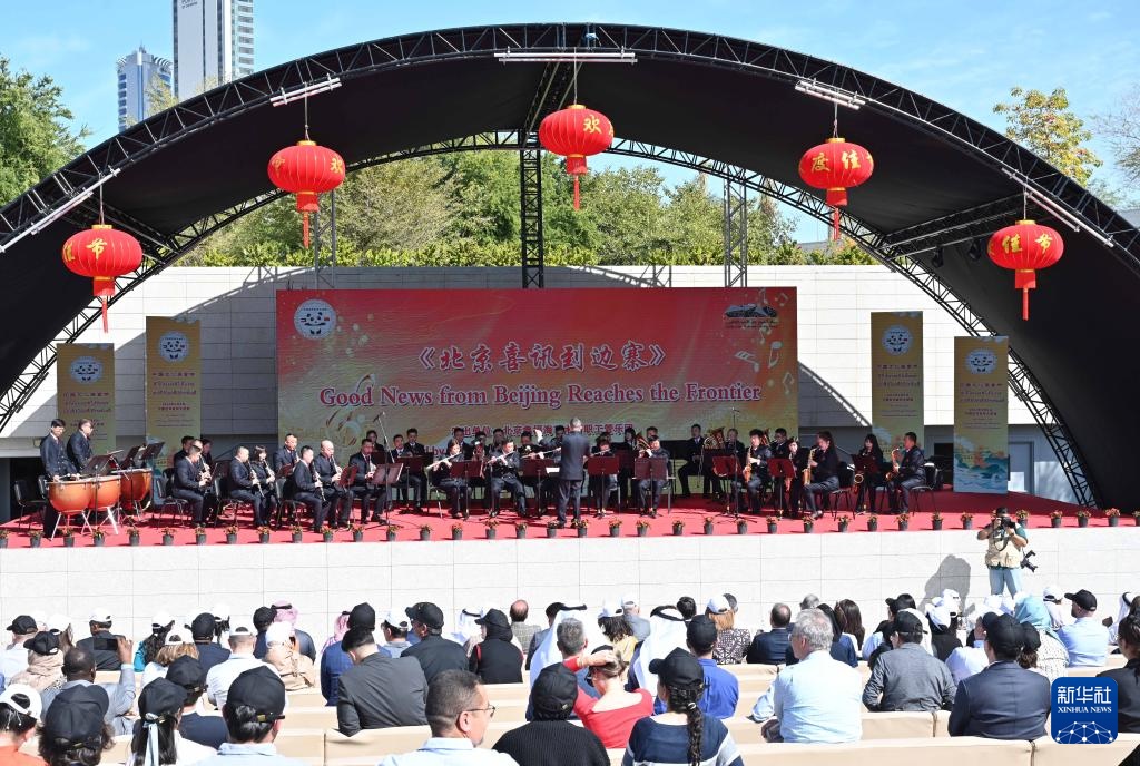 3月9日，在科威特首都省賈比爾文化中心，人們欣賞中國(guó)樂隊(duì)帶來(lái)的中國(guó)曲目。新華社發(fā)（阿薩德攝）
