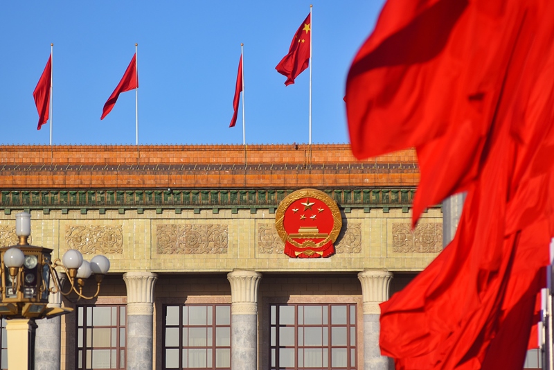 2024年3月8日，北京上空現(xiàn)“兩會藍(lán)”，人民大會堂前紅旗飄揚(yáng)。
