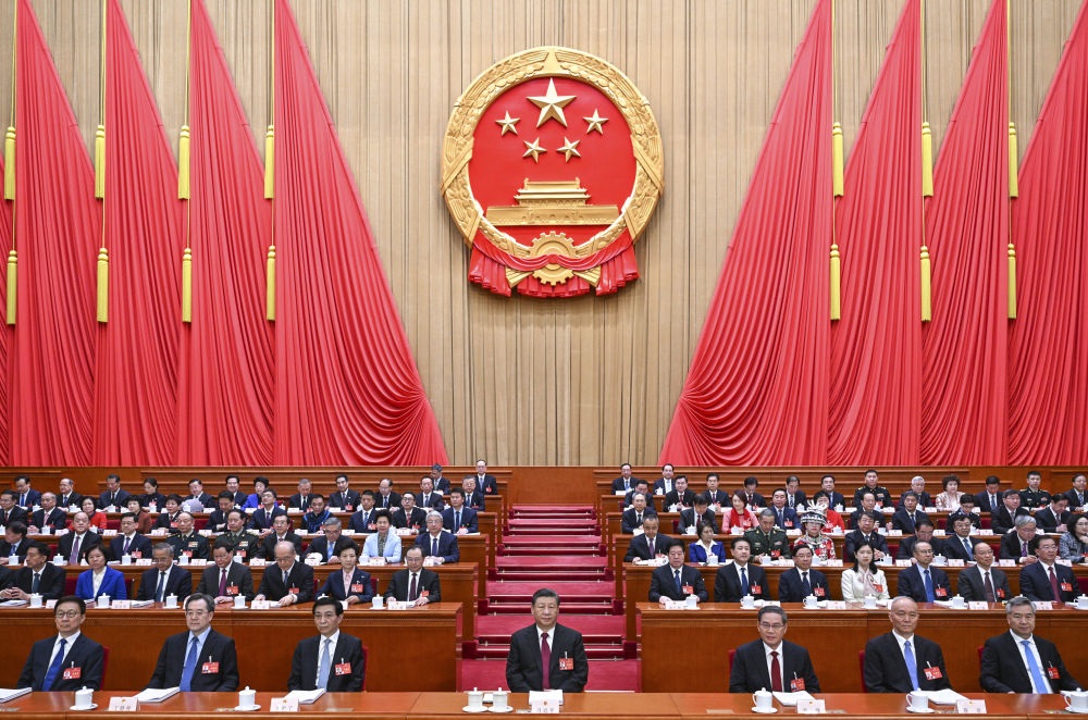 3月5日，第十四屆全國人民代表大會第二次會議在北京人民大會堂開幕。黨和國家領(lǐng)導(dǎo)人習近平、李強、王滬寧、蔡奇、丁薛祥、李希、韓正等出席大會。趙樂際主持大會。