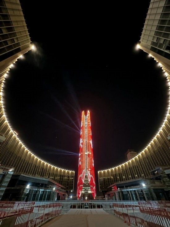  2024年2月9日，埃及開羅以東建設(shè)中的埃及新行政首都中央商務(wù)區(qū)項(xiàng)目上演燈光秀，迎接龍年春節(jié)。新華社發(fā)（黎炳宏攝）