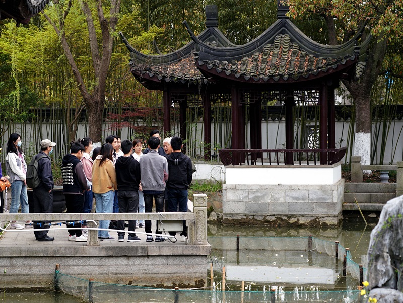 2021年3月30日，在上海交通大學(xué)南蘇園的“微型洱?！迸裕缀Ｄ辖淌跒閷W(xué)生們打造“沉浸式”思政課。
