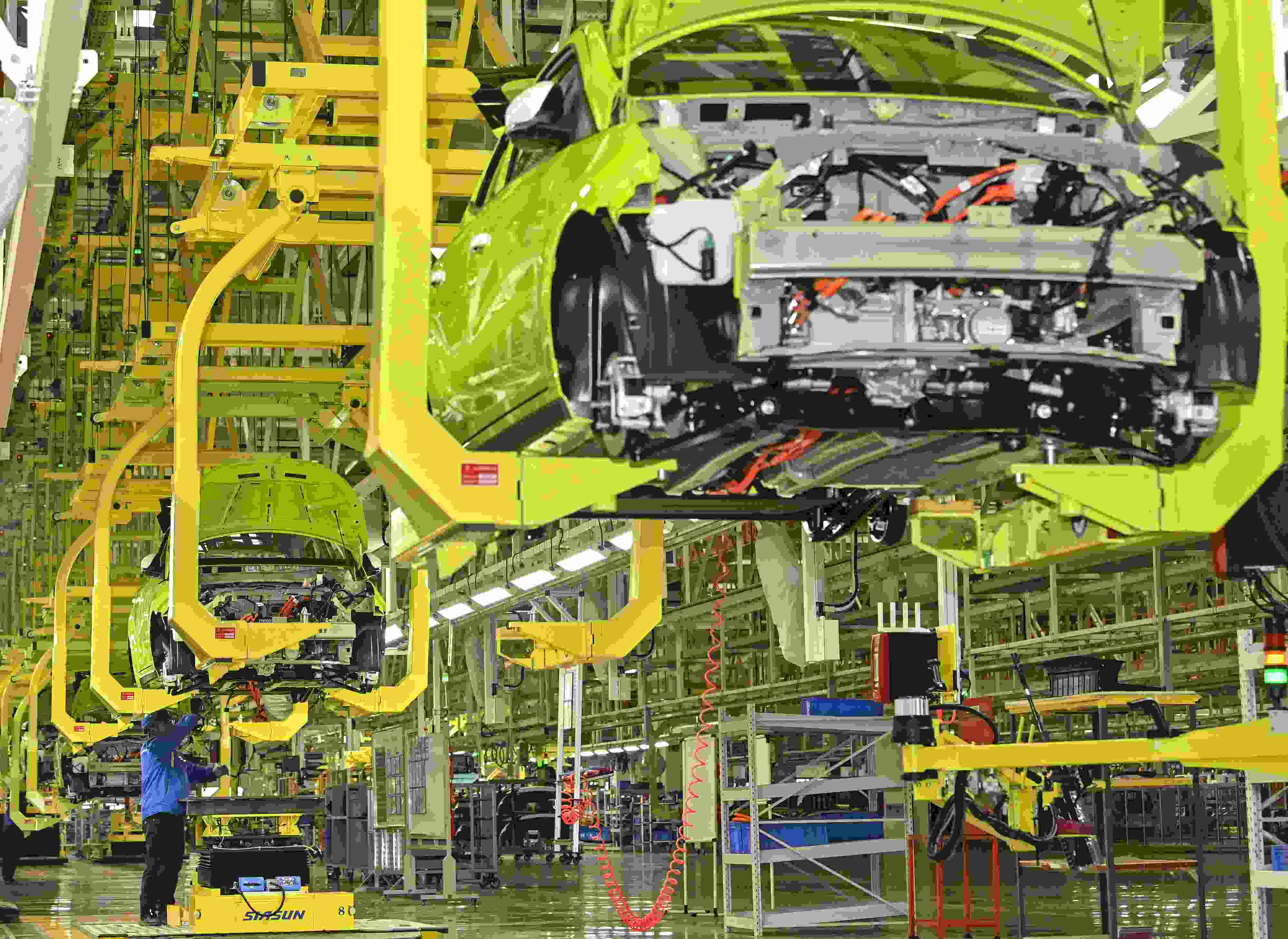 △ 2024年2月27日，一家新能源汽車公司的總裝車間生產線上，工人正在加緊生產趕訂單。