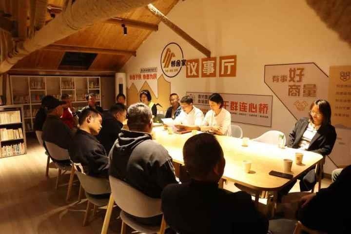 △浙江金華武義縣后陳村“鄰舍家”協(xié)商議事會(huì)討論舊村改造事宜。