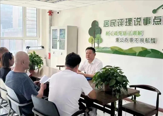 村（居）民評理說事點(diǎn)調(diào)解矛盾糾紛。遼寧省司法廳供圖