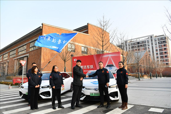 沈陽“憲法宣傳周”啟動(dòng)儀式上雷鋒車隊(duì)照片。遼寧省司法廳供圖