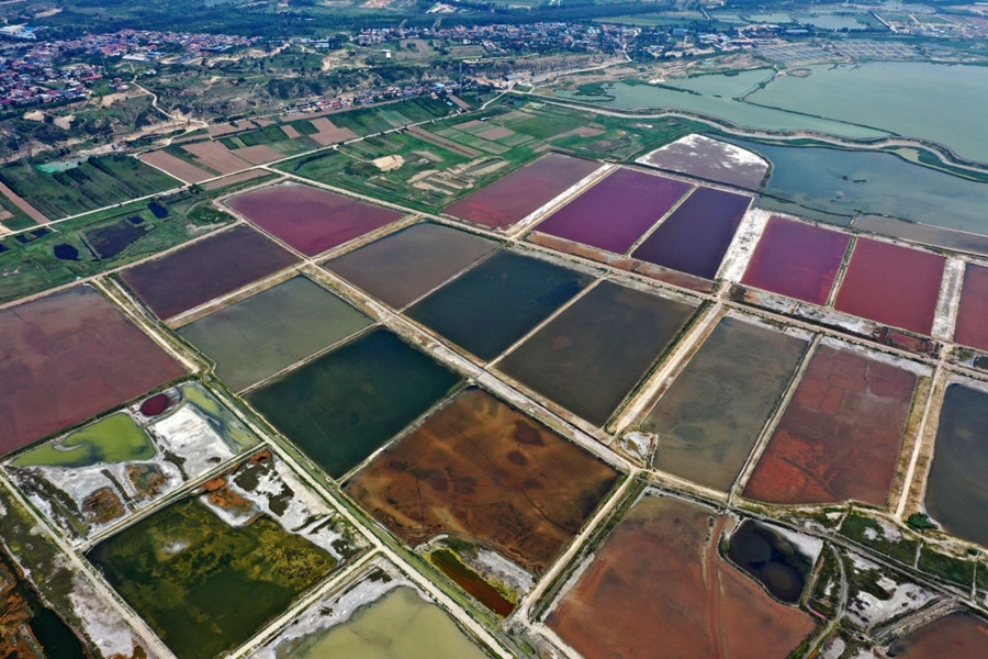 這是2023年7月11日拍攝的山西運城鹽湖一角（無人機照片）。按照“生態(tài)優(yōu)先、保護為主、適度開發(fā)”的原則，2020年9月，運城市全面停止鹽湖范圍內(nèi)的工業(yè)生產(chǎn)活動。近年來，千年鹽湖正在向生態(tài)保護、風貌重塑、產(chǎn)業(yè)轉(zhuǎn)型、全域旅游的“綠色發(fā)展”轉(zhuǎn)變。