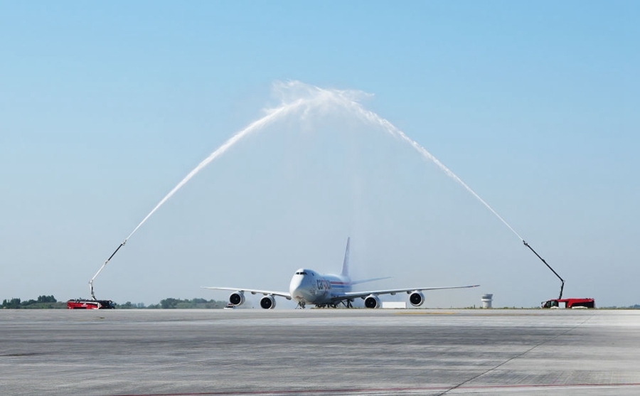 2023年6月14日，盧森堡國際貨運航空公司的B747－8F全貨機抵達鄭州。鄭州—盧森堡“空中絲綢之路”貨運量累計突破100萬噸。