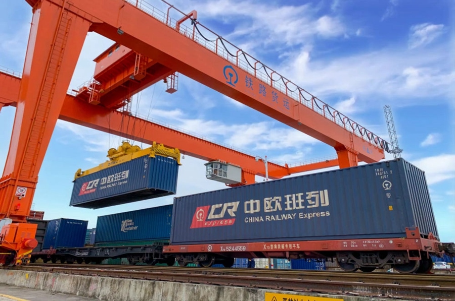 2022年4月29日，在鐵路合肥北站物流基地集裝箱作業(yè)區(qū)，龍門吊吊裝準備發(fā)運的中歐班列集裝箱。