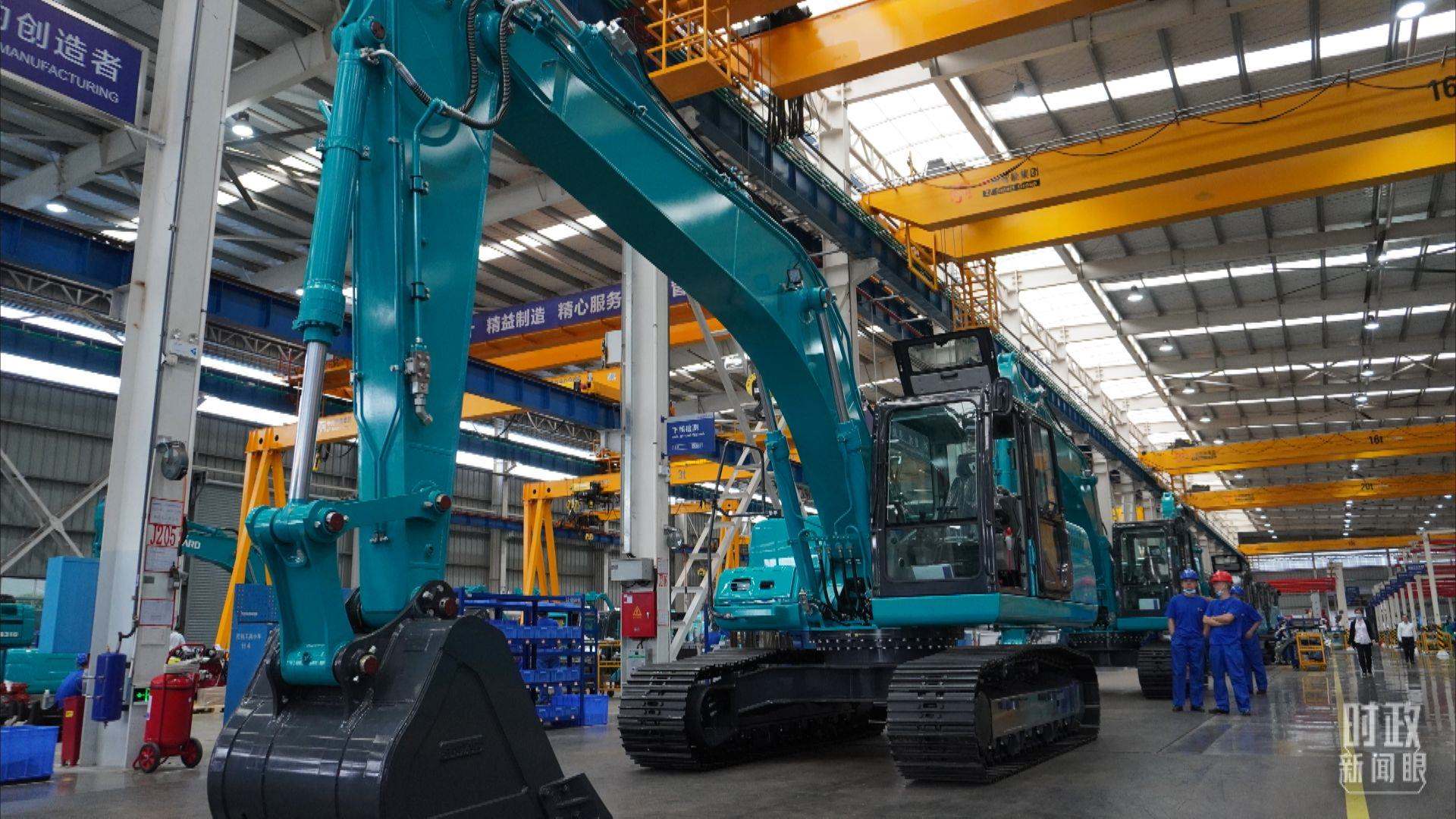 △這是山河智能大型挖掘機(jī)的組裝車間。2020年9月，習(xí)近平曾到此地考察。（總臺(tái)央視記者郭曉龍拍攝）