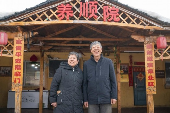 在伊春市友好區(qū)，伊春森工上甘嶺林業(yè)局有限責(zé)任公司溪水林場分公司退休職工劉養(yǎng)順（右）和老伴楊秋娥在自家農(nóng)家院中（3月13日攝）。新華社記者 謝劍飛 攝