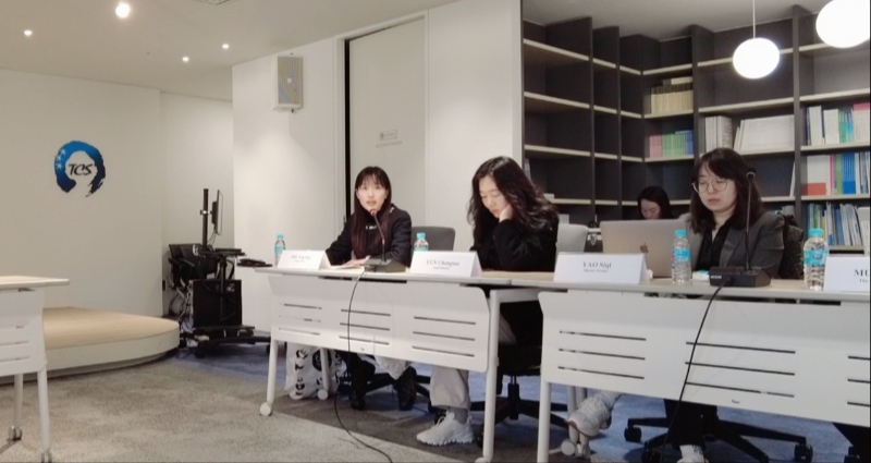 記者（左一）在交流活動(dòng)上，以加強(qiáng)中日韓三國(guó)經(jīng)濟(jì)合作、增進(jìn)三國(guó)民眾相互理解為主題發(fā)表演講。權(quán)小星攝