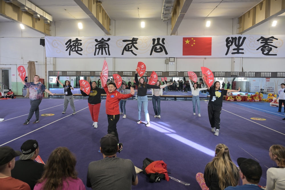 3月19日，美國(guó)華盛頓州中學(xué)生代表團(tuán)的成員在首都體育學(xué)院體驗(yàn)功夫扇。新華社記者 李鑫 攝