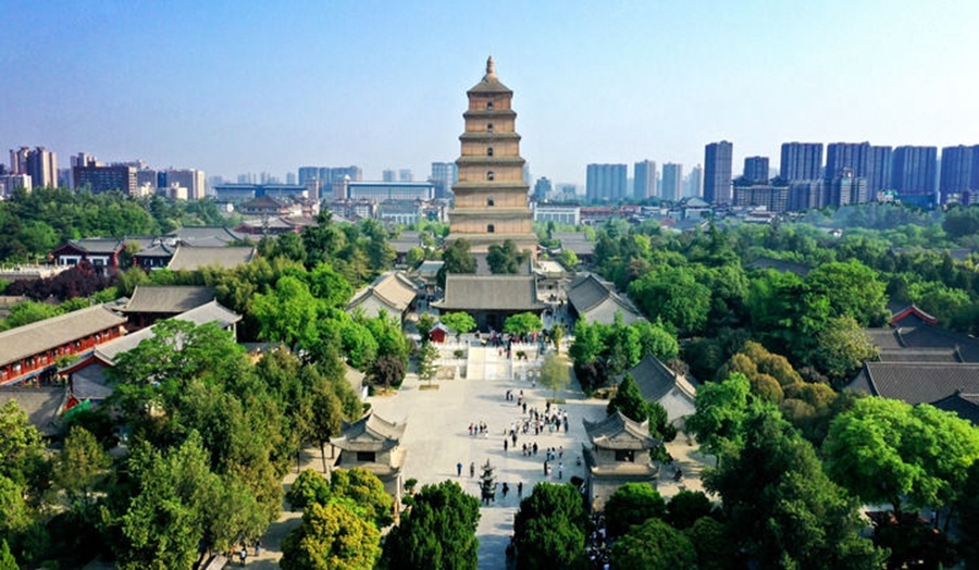  這是2023年4月19日拍攝的西安大雁塔（無人機(jī)照片）。2014年6月，由中國、哈薩克斯坦和吉爾吉斯斯坦三國聯(lián)合申報的“絲綢之路：長安-天山廊道的路網(wǎng)”成功列入《世界遺產(chǎn)名錄》,成為世界上第一個以聯(lián)合申報的形式成功列入世界遺產(chǎn)名錄的絲綢之路項目，也是聯(lián)合國教科文組織確定的絲綢之路54個廊道中第一個成功申遺的項目。新華社記者 劉瀟 攝