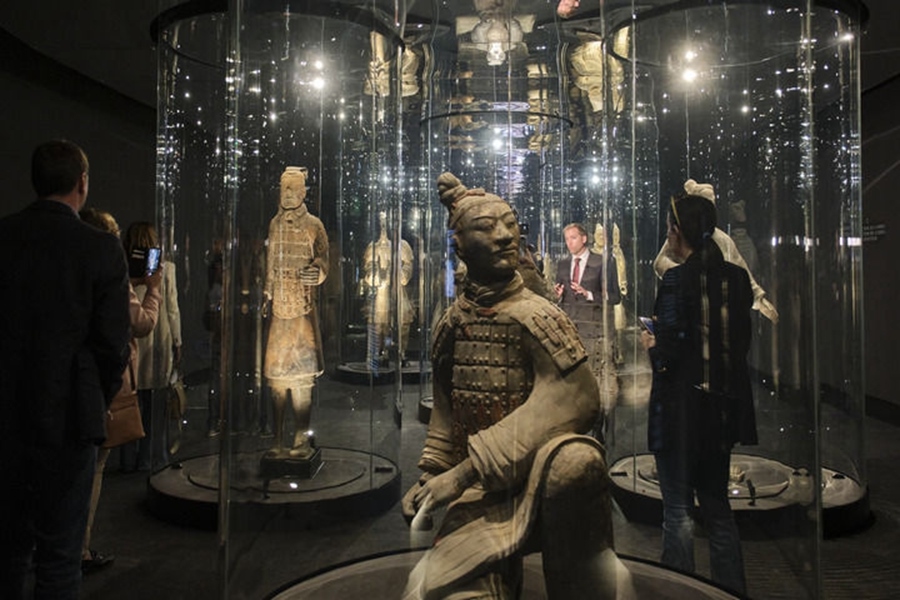  2023年3月28日，觀眾在西班牙阿利坎特參觀“中國秦漢文明的遺產(chǎn)”展覽。新華社記者 孟鼎博 攝